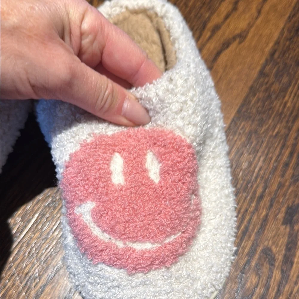 Cozy Smiley Face Slippers girls size 34-35